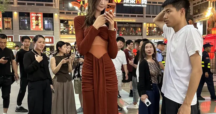 我勒个豆!她好高啊，比姚明都高了吧，瘦的跟竹竿一样。