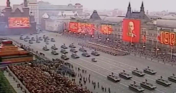 1945红场阅兵，斯大林反常操作，为何将核心席位留给三个中国人？