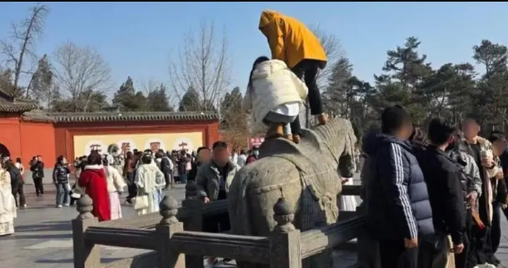 背后的真相扎心了千年石马遭脚踩！无视劝阻拍照的人，真该被拉黑