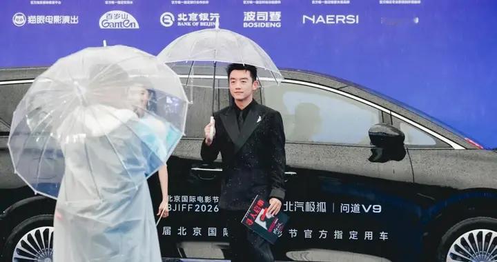 郑恺上车喊“小狐狸”，极狐问道V9懂他所需