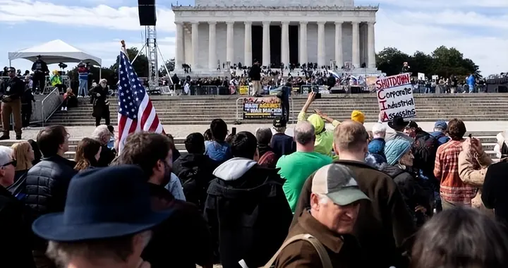 赢不了就死给你看？美国用出狠招，想让中国成为第二个俄罗斯！