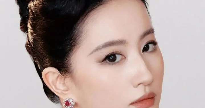 这才是真正东方美人，国泰民安脸，穿着素雅自然大气，太漂亮了！