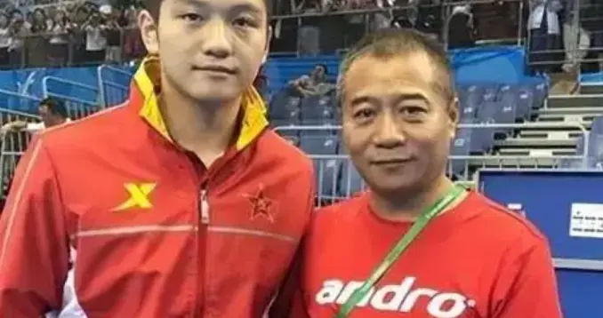 他是樊振东恩师，少将军衔 妻子是队友，29岁女儿喜欢象棋不打乒乓