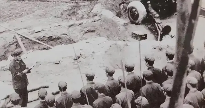 腿伤未愈第一个攀崖，手被割破继续爬！这位副军长凭啥让全团服气