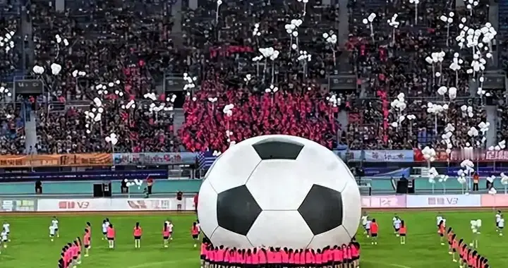 夺冠即解散！江苏球迷被中超背刺，转投5元苏超，现场万人空巷！