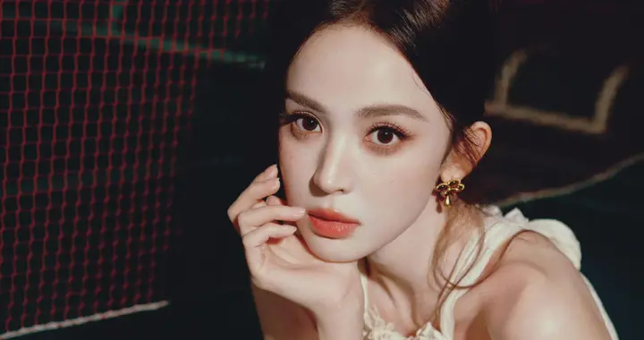 娜扎杏色蕾丝挂脖裙搭配复古扎染裤的造型，宛如画里走出来的少女
