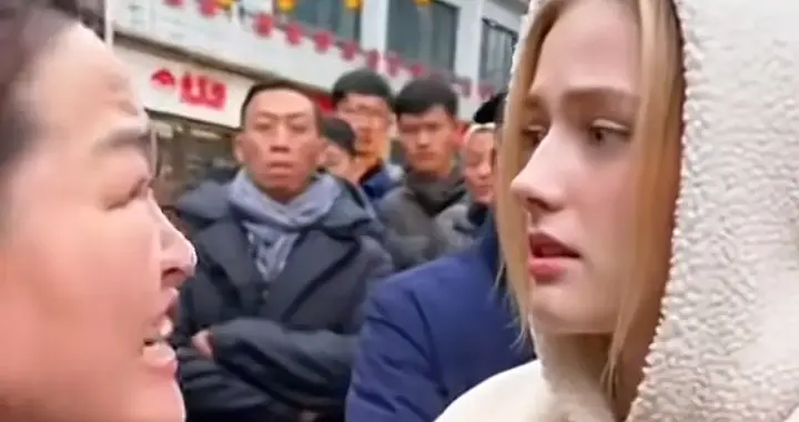 相亲角炸锅！俄罗斯姑娘不要彩礼，本地大妈急眼了：别坏了规矩