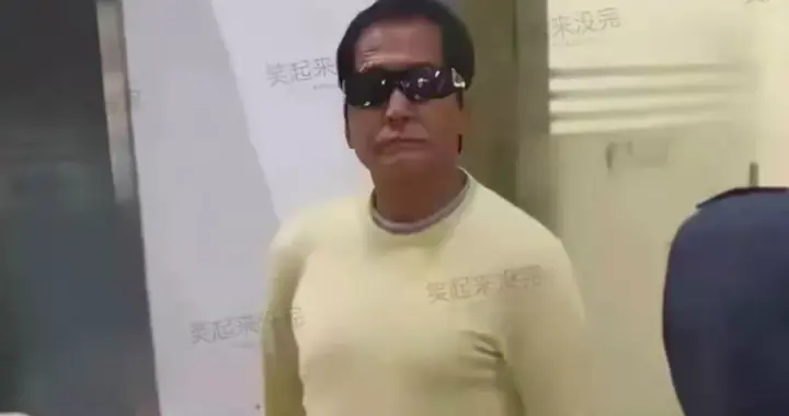 齐秦一把年纪了，不适合穿这样的紧身衣服了吧