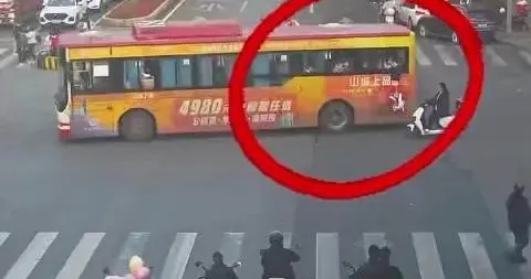 惊险一幕！女孩滑落公交车窗悬在半空，辅警飞身一托救下一个家