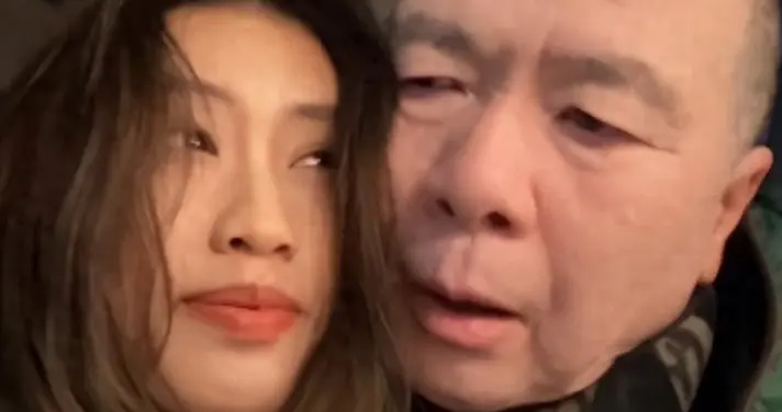 徐帆回应离婚仅9个月，冯小刚王志文同聚后发声 与养女关系不一般