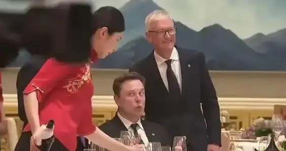 当红衣服务员说着一口流利的英语时，马斯克他们感到非常震惊。