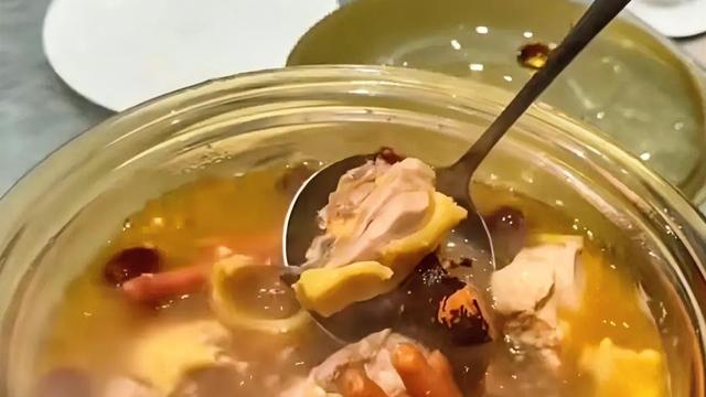 橙子不甜：莫氏鸡煲爆火三年，配方突然全网