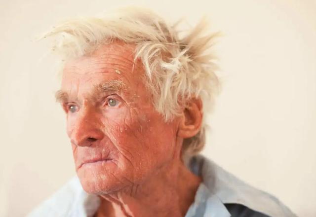 他隐居沙漠28年，无儿无女一生孤独，死后“坟头”被女团拍成MV..