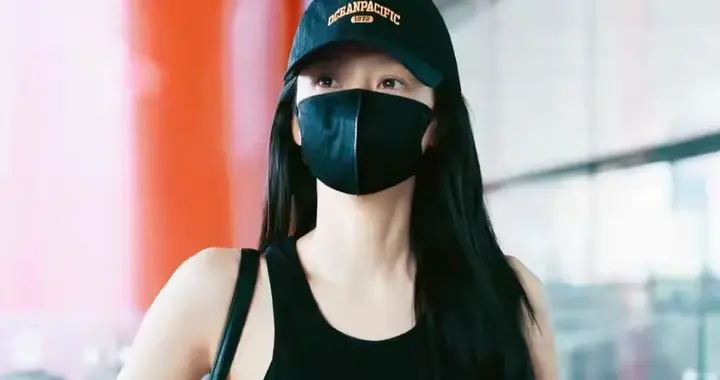 孙怡北京机场出发图，黑色背心搭配红色赛车运动裤，让人眼前一亮