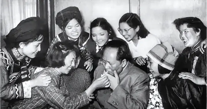 以为牺牲了！49年毛主席接见妇女代表时突然变脸：你竟然还活着？