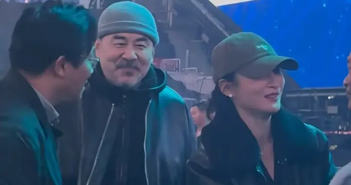 陈建斌夫妇现身谭晶演唱会，蒋勤勤看起来太年轻，夫妻俩像两代人