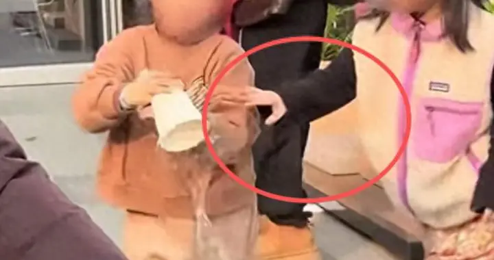 一杯水引发的“社死”：女孩被故意打翻水杯后，更可怕的三件事