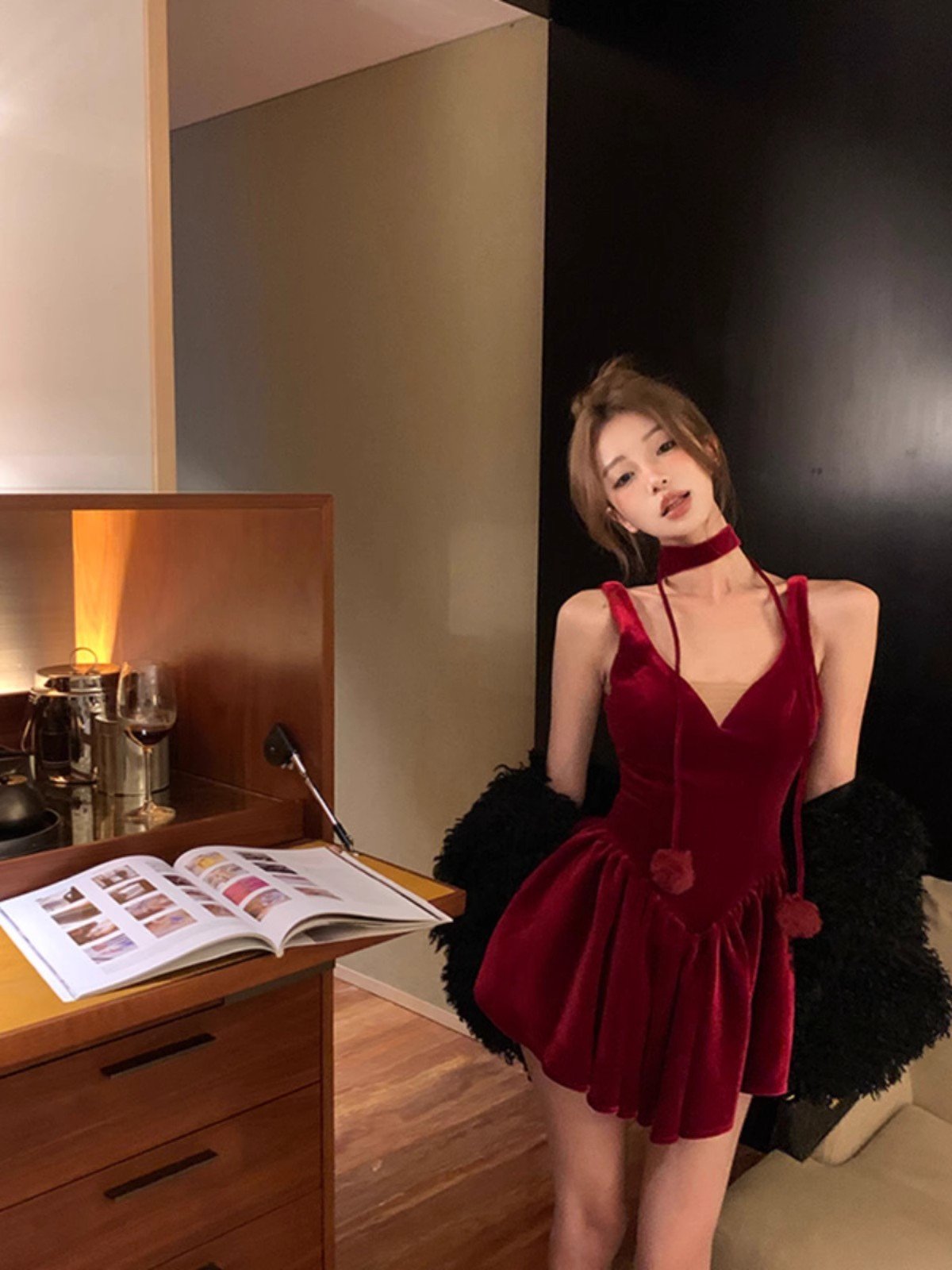 法式红色丝绒吊带连衣裙女冬季新年穿搭高级