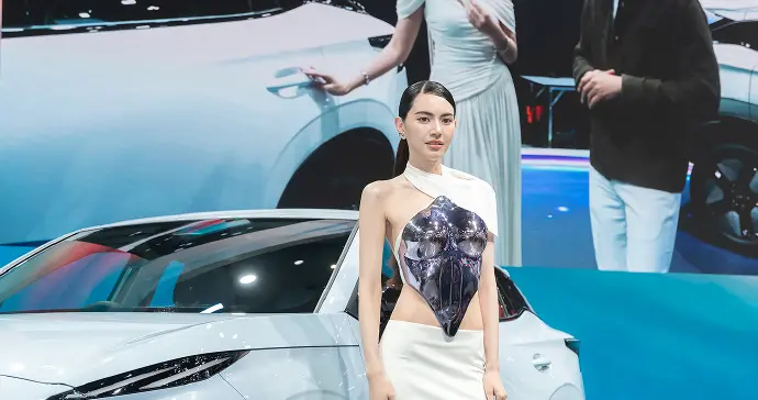 泰国演员黛薇卡今日线下活动美拍，这造型真迷人啊