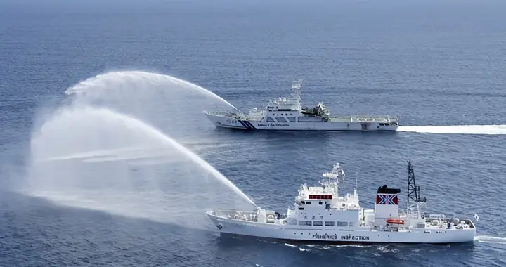 扣押中国船只，高市早苗为何要冒险？