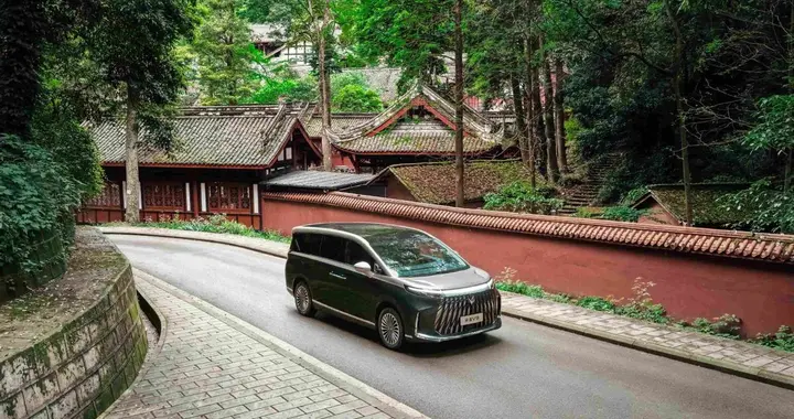 家里人要买MPV，我把极狐问道V9的预售信息发到了家族群