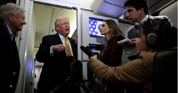 贴着俄旗的油轮，遭美军截获，中俄伊军舰同时开向一个方向