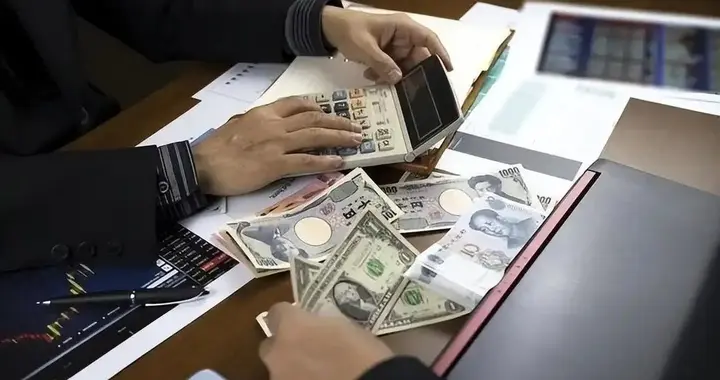手握人民币的国人请注意：我们的货币，正在被全球资本重新定价