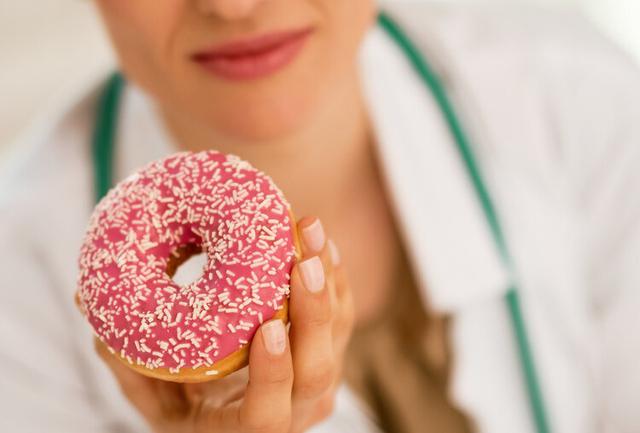 胆结石多半是吃出来的？医生提醒：4种吃饭的坏习惯，尽早改正