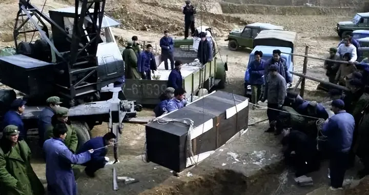 湖北荆州发现千年楚墓，考古专家打开找到战国女子的奢华衣橱