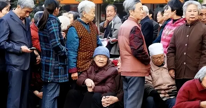 中国将迎死亡高峰期？一代人老去后，我们如何面对人口天平倾斜