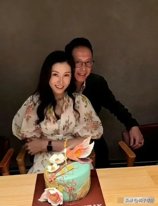 许晋亨给李嘉欣甜蜜庆祝54岁生日，二人恩爱如初令人羡慕