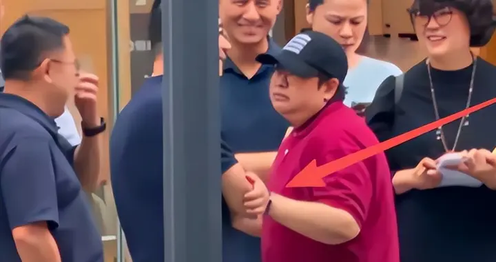越扒越有！韩红道歉后首度现身，和男人肢体接触，基金会再曝猛料