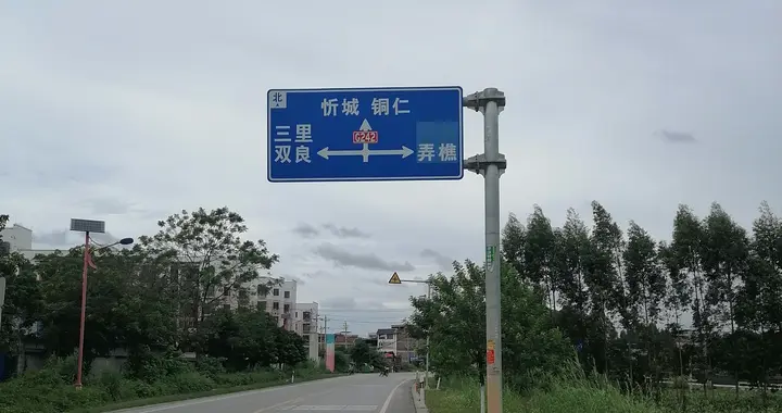 广西南宁市离上林县城仅三公里而得名的三里镇，古代则是军事重镇