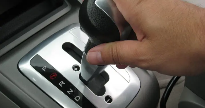 自动挡车等红灯挂N挡还是D挡？别再被“老经验”误导了