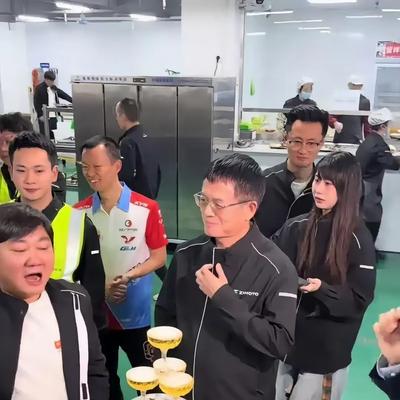 星星之火王：张雪机车庆功宴，才是做事人的