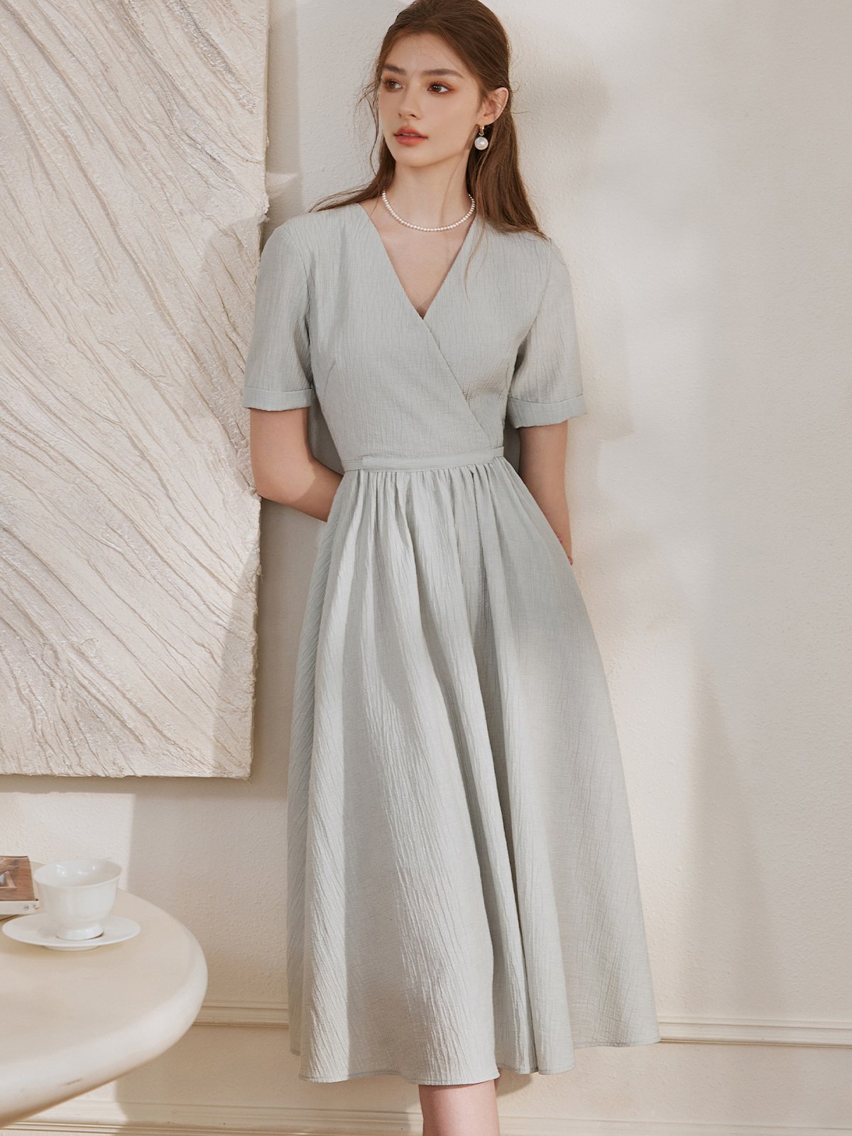 浅蓝色的色系裙子，更显清新浪漫的气息。