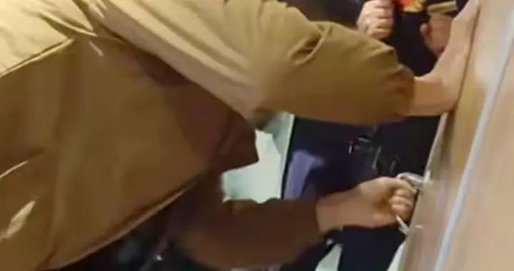 高铁厕所门疑现故障，一乘客被困，无法及时到站下车