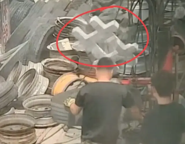 白色塑料泡沫被风吹起正好套在大哥头上，这是要发配宁古塔吗 笑麻