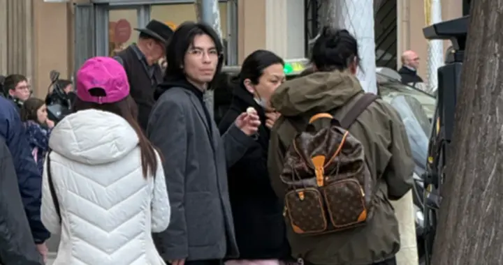 巴塞罗那偶遇萧敬腾夫妇，俩人都没化妆，14岁年龄差真的太直观了