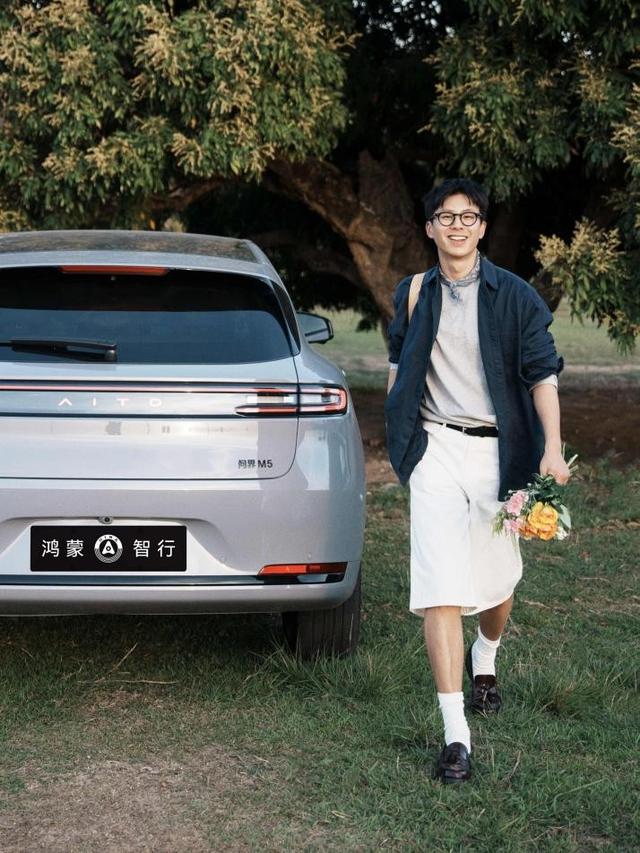 让你轻松驾驭每一段假日旅程，问界新 M5 Ultra自有妙招