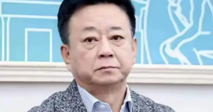 朱军现身北大，眼袋明显法令纹深，老到不敢认，仿佛普通退休老人