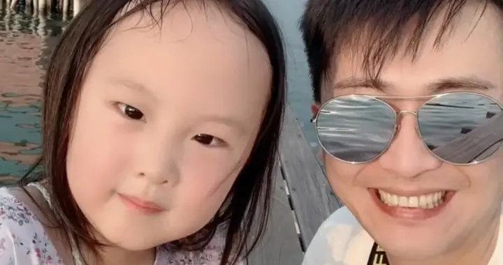父亲节杨帆晒合影，从抱怀里到女儿长大，眼里全是宠溺和幸福的笑