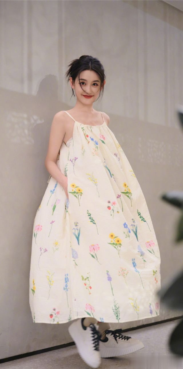 蒋依依碎花吊带甜美可人 ​​​