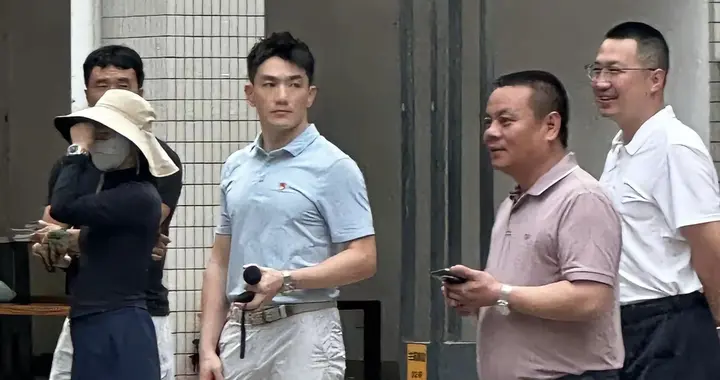 网友广州大学偶遇何捷，组织保安进行消防演习，体型健硕很帅气