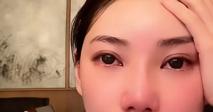 马筱梅情绪崩了，眼睛哭到通红，黑粉攻击小孩难以忍受，好可怜