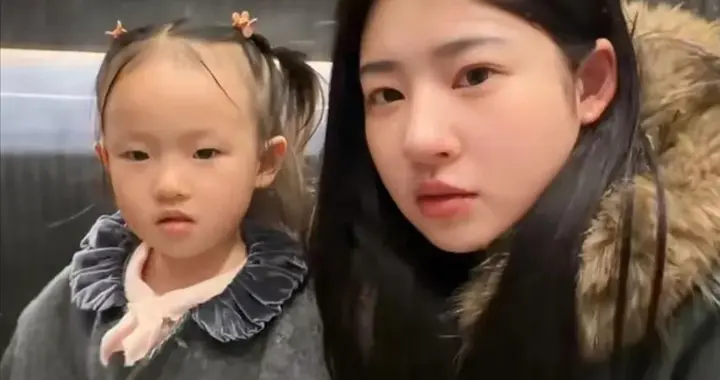 黄一鸣带女儿医院看病，闪闪聪明惹人疼，网友：王思聪会很遗憾！