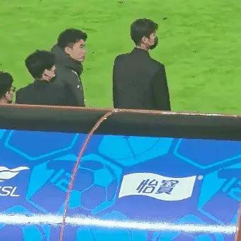 灵狼物语：终场后郑智这是在谁家的教练席上