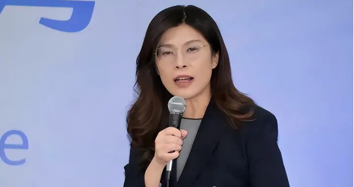 郑丽文官宣，即将访美！大陆的回应绝了，国民党高层是该清醒了