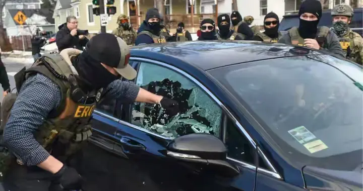 美国的ice疯狂抓捕非法移民。美国这个国家才是非法移民组成的。