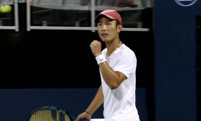 6-4，6-4！商竣程爆冷横扫6号种子，晋级16强将战前美网亚军
